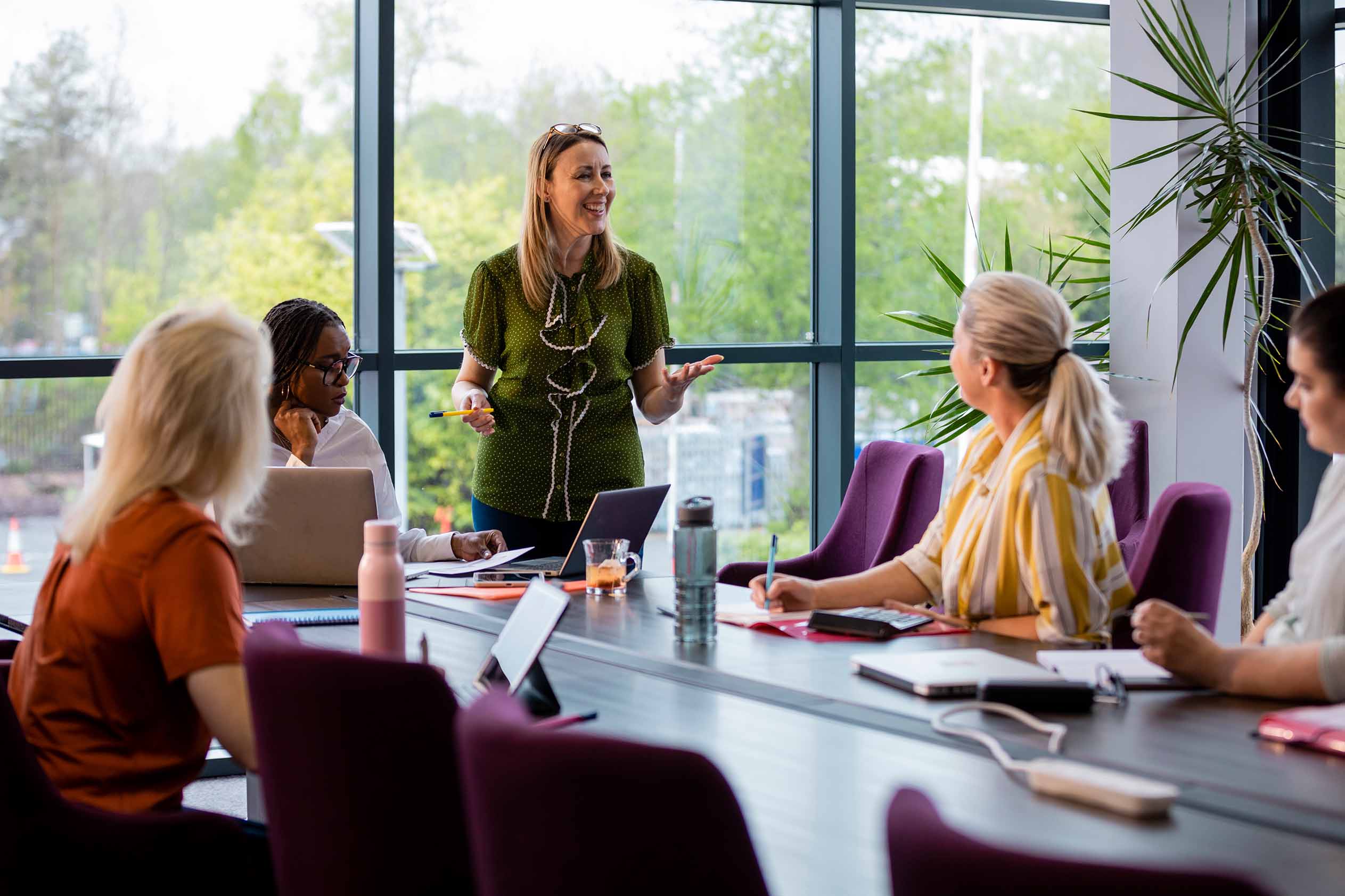 women in team meeting